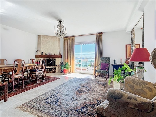 3-kamer appartement op de bovenste verdieping van 154 m2 prachtig terras met uitzicht op zee Antibes