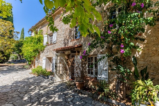 Sale of a farmhouse of 219 m² and outbuilding of 52 m² in Fayence