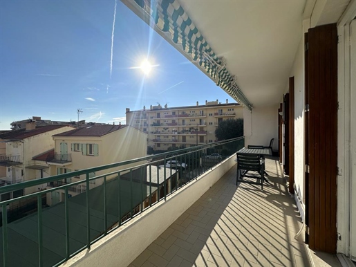 Apartment for sale in the centre of town Carnoles