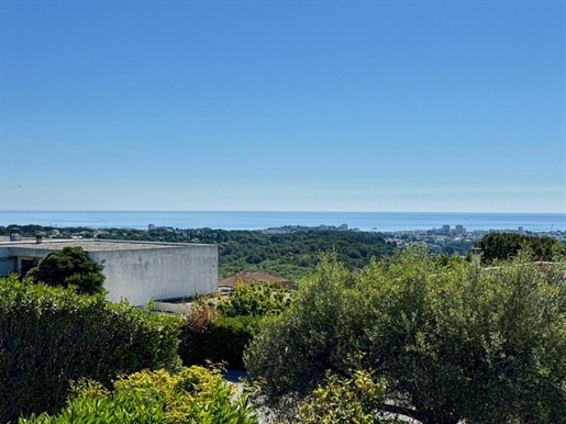 Продается дом с панорамным видом на море в тихом гараже