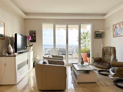 Vue Mer PANORAMIQUE appartement 2P, 55 m2, Cannes Basse Californie avec une Terrasse Sud