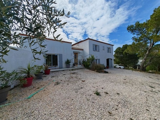 Superb villa in a dominant position, swimming pool, garage and view