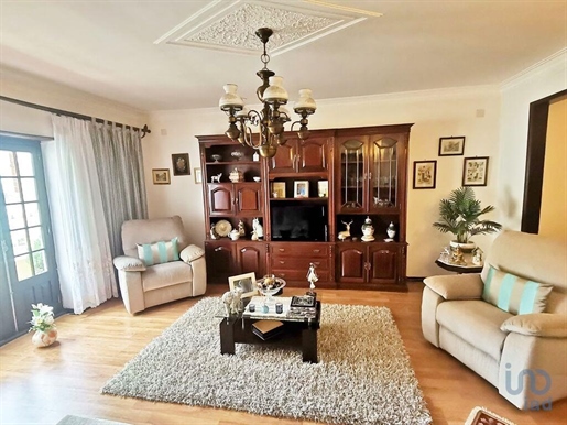 Home / Villa with 4 Rooms in Leiria with 190,00 m²