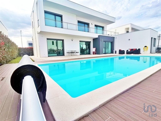 Home / Villa met 4 Kamers in Leiria met 228,00 m²