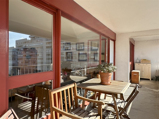 Nanterre Préfecture: 5-kamer appartement op 106,52 m2 met 2 grote balkons en een gesloten doos