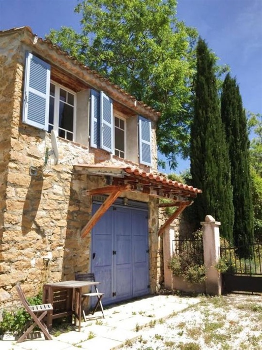Saint-Cyr-Sur-Mer: Wine estate with built property