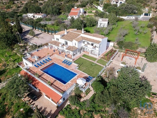 Home / Villa with 6 Rooms in Faro with 490,00 m²