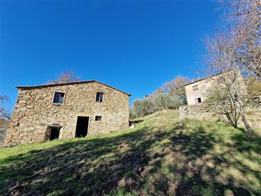 Farmhouse in need of renovation in a fantastic panoramic location