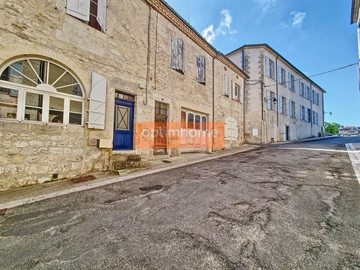 Real estate investment in Lectoure: charming building + terraced house
