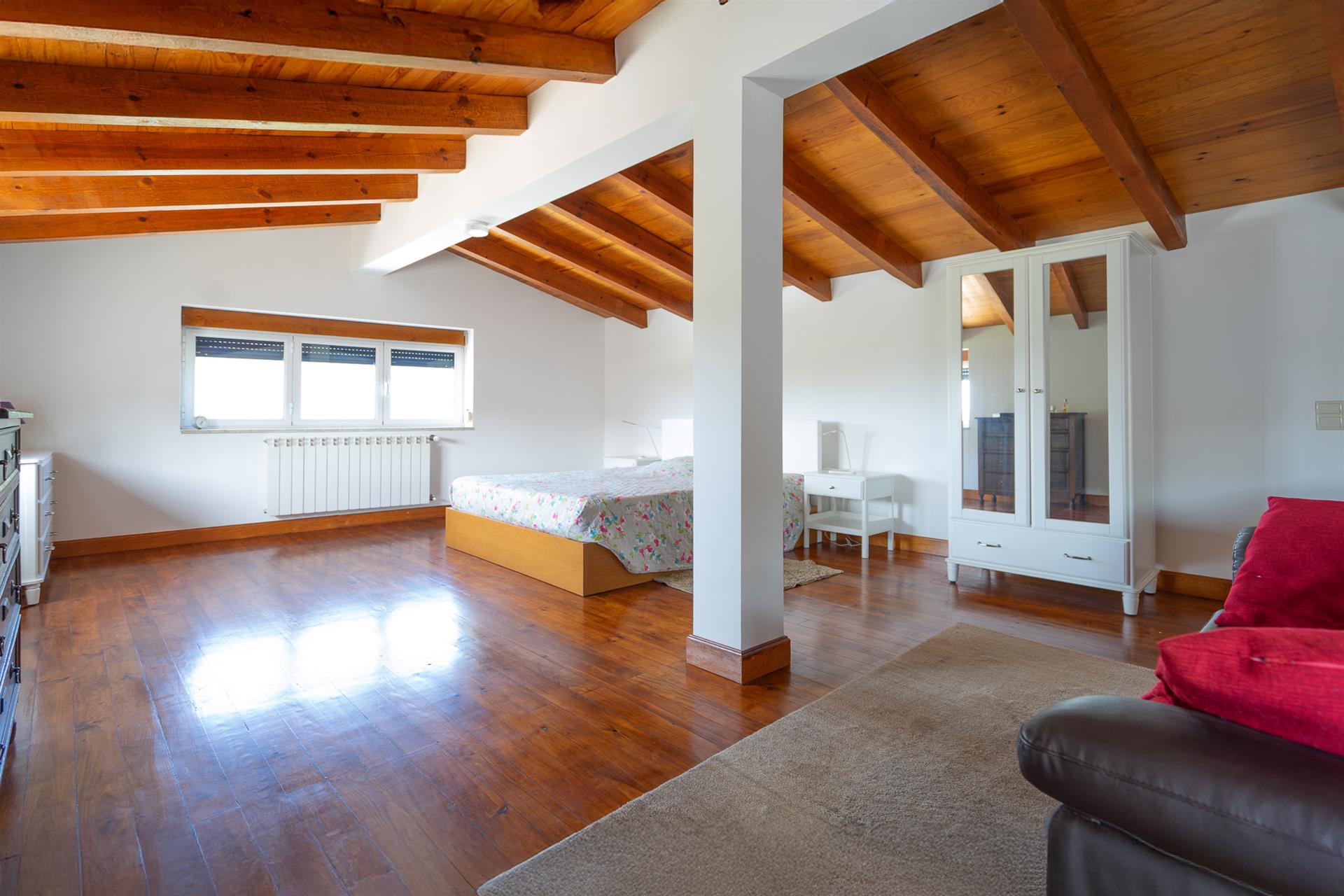 Moderne villa met 4 slaapkamers in goede staat met terras, zwembad, tuin, mooi uitzicht en garage o