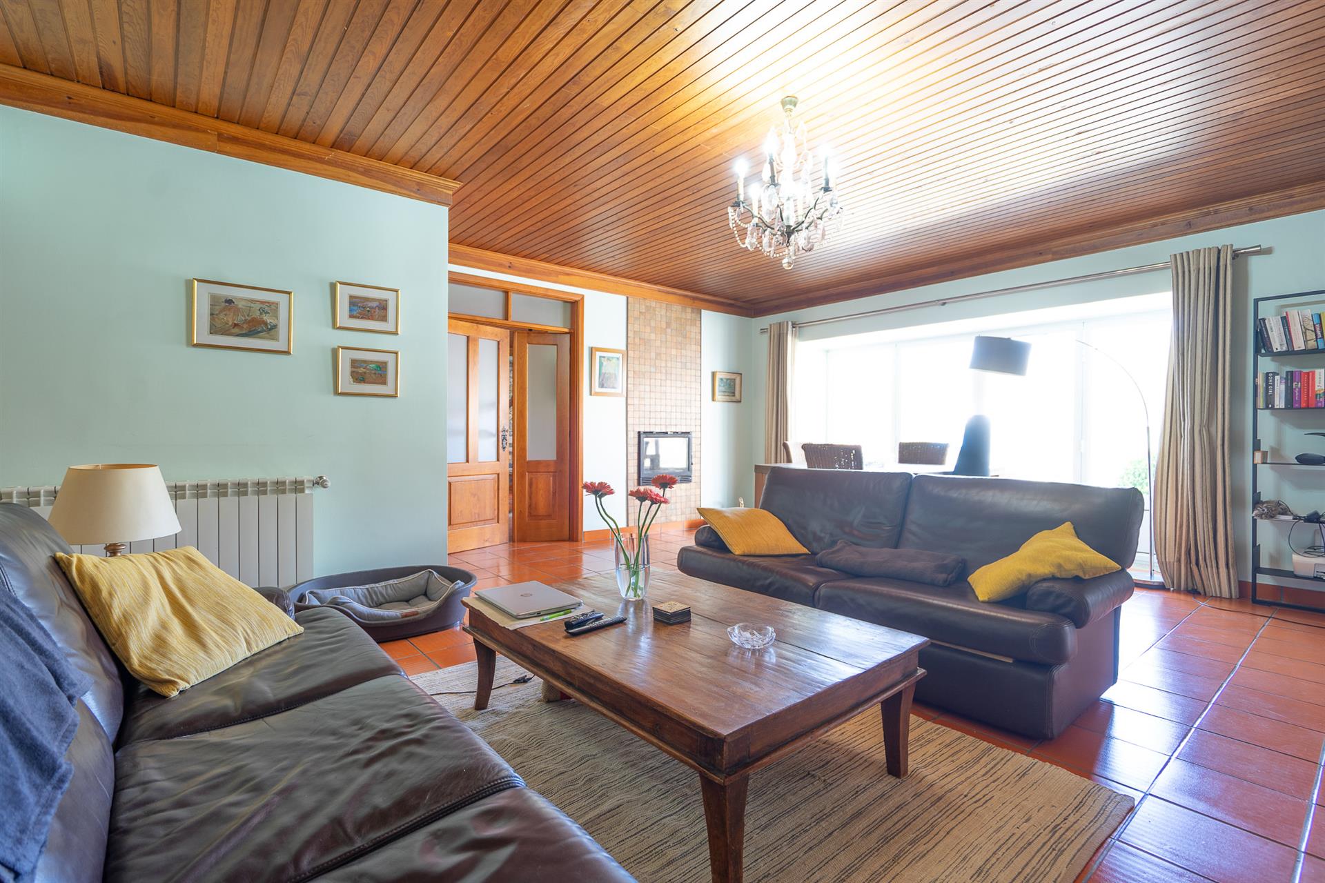 Moderne villa met 4 slaapkamers in goede staat met terras, zwembad, tuin, mooi uitzicht en garage o