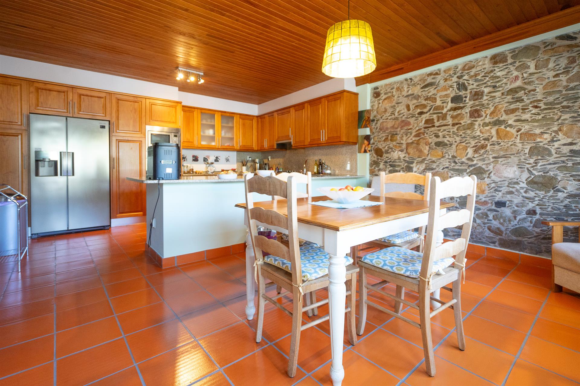 Moderne villa met 4 slaapkamers in goede staat met terras, zwembad, tuin, mooi uitzicht en garage o