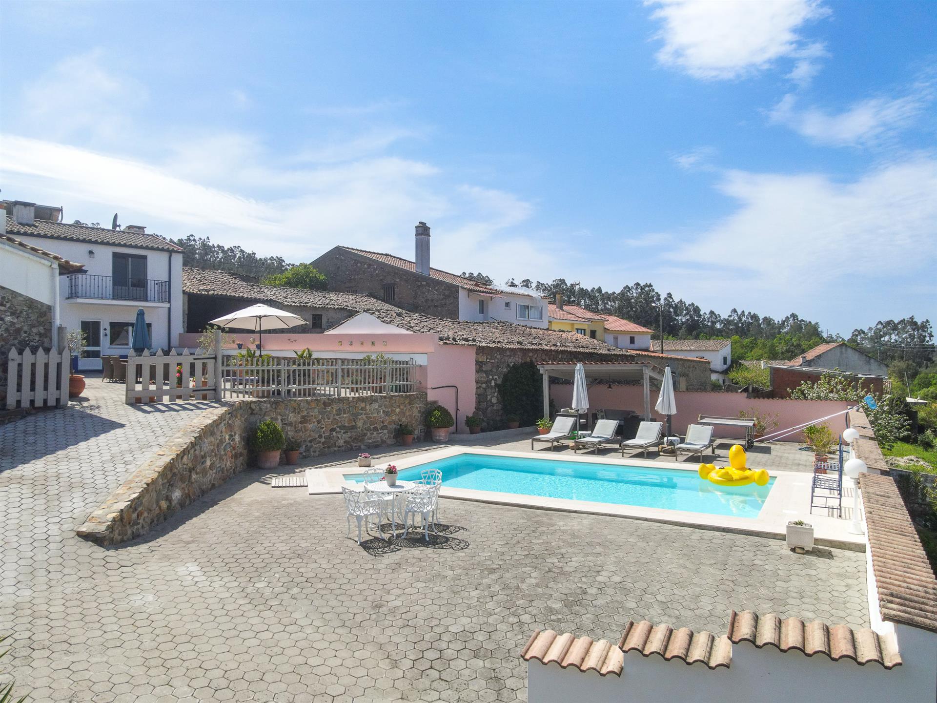 Moderne villa met 4 slaapkamers in goede staat met terras, zwembad, tuin, mooi uitzicht en garage o