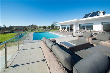 Moderná vila so 4 spálňami v dobrom stave s terasou, bazénom, záhradou, dobrým výhľadom a garážou v