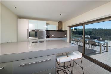 Moderne 4 roms villa i god stand med terrasse, svømmebasseng, hage, god utsikt og garasje på et ste
