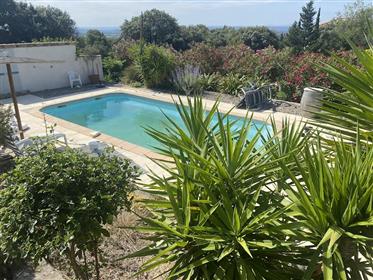 Jižní Francie. Vila s bazénem a krásným výhledem