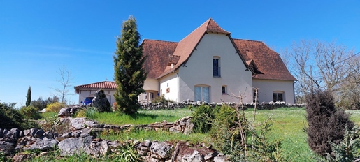 A superb atypical Quercy with swimming pool, in a dream environment!
