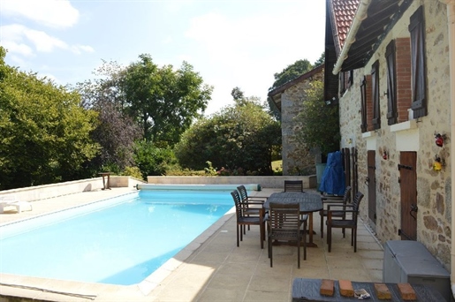 House, barn and swimming pool on 9.144 m²