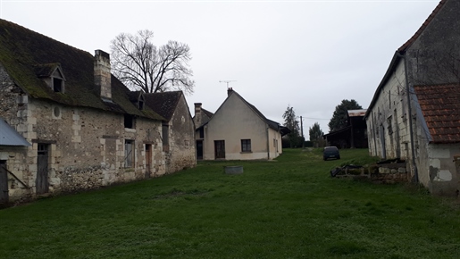 Huge potential for this farmhouse on 6000m2 of land, close to the historic center of the town of Loc