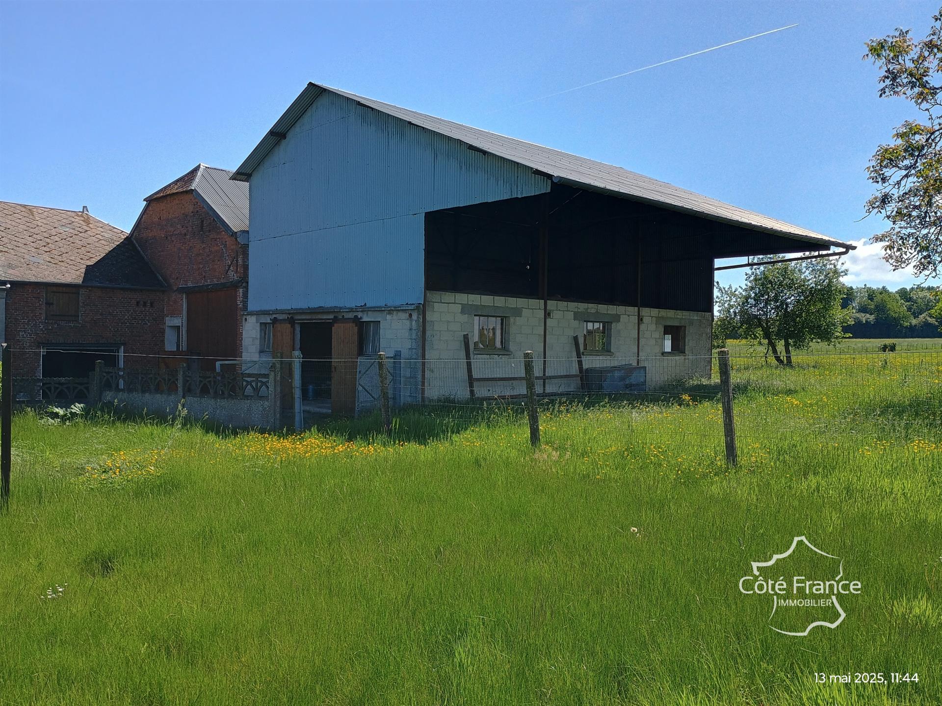 Aisne - Mont-Saint-Jean - Ancienne ferme du XIXème siècle bâtie sur 1,23 ha