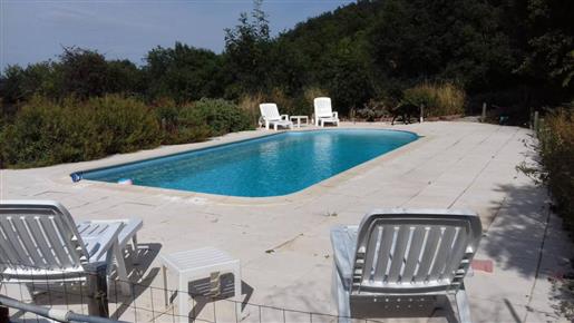 Seltene Gelegenheit: Bauernhaus auf 2 ha mit Schwimmbad