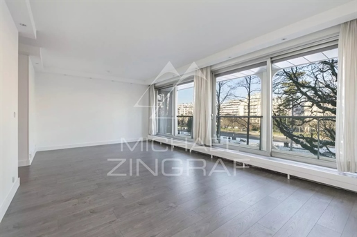 For sale - Avenue Foch - Large two-room apartment - Balcony - Parking