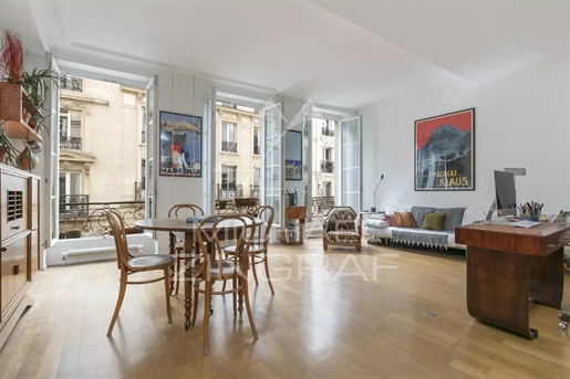 Very bright and spacious apartment in the Marais