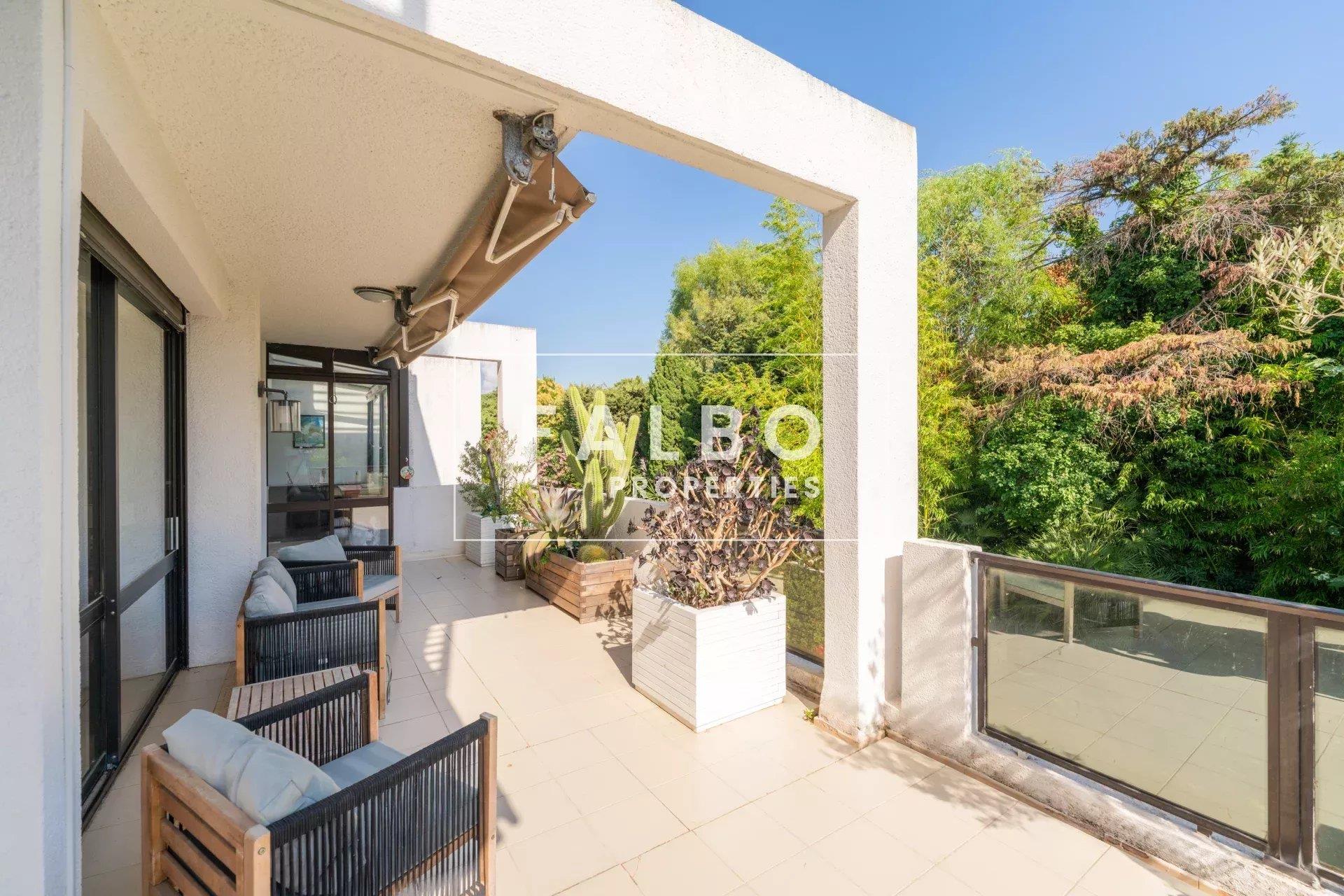 Rare luxury 4-bd apartment near the sea Marseille 8