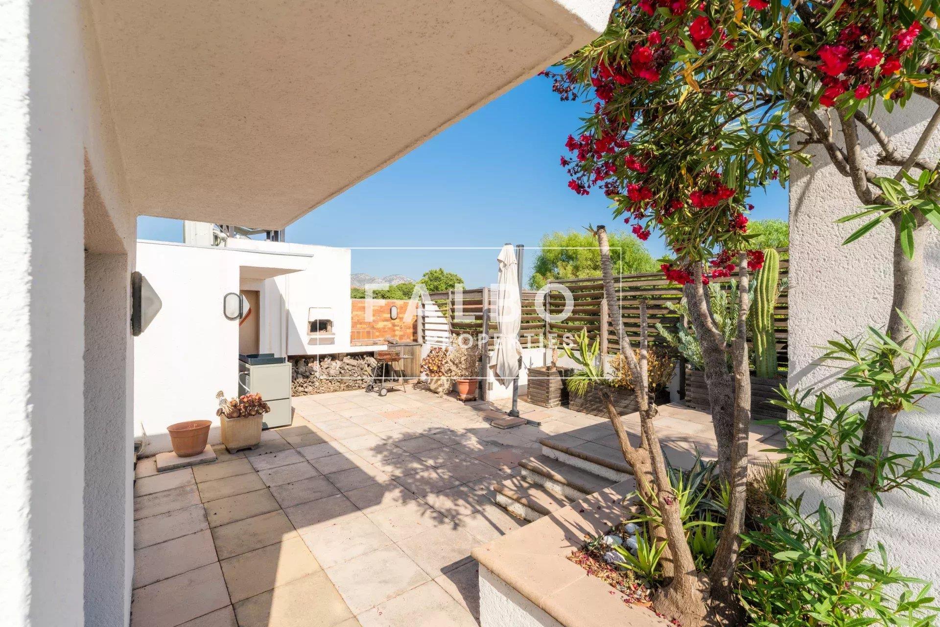 Rare luxury 4-bd apartment near the sea Marseille 8