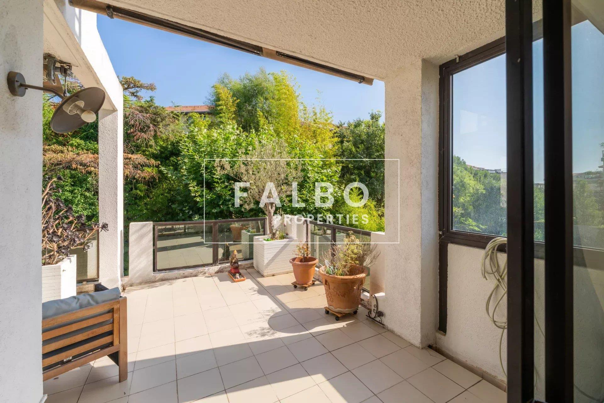 Rare luxury 4-bd apartment near the sea Marseille 8