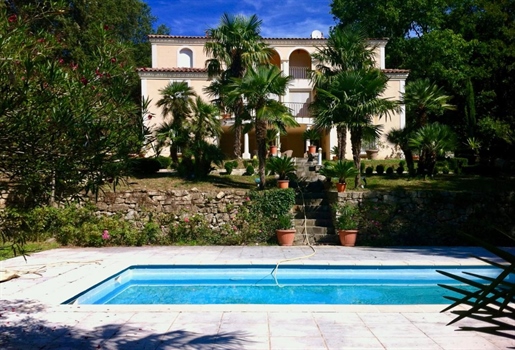 Villa van 232m² met zwembad op 7300 m² grond