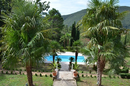 Villa de 232m² avec piscine sur 7300 m² de terrain