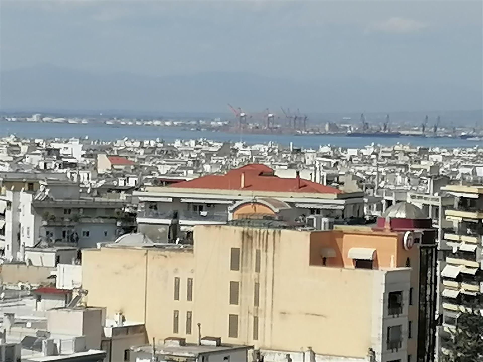 Thessaloniki zu verkaufen ausgezeichnete Wohnung von 127 qm mit unverbaubarem Meerblick