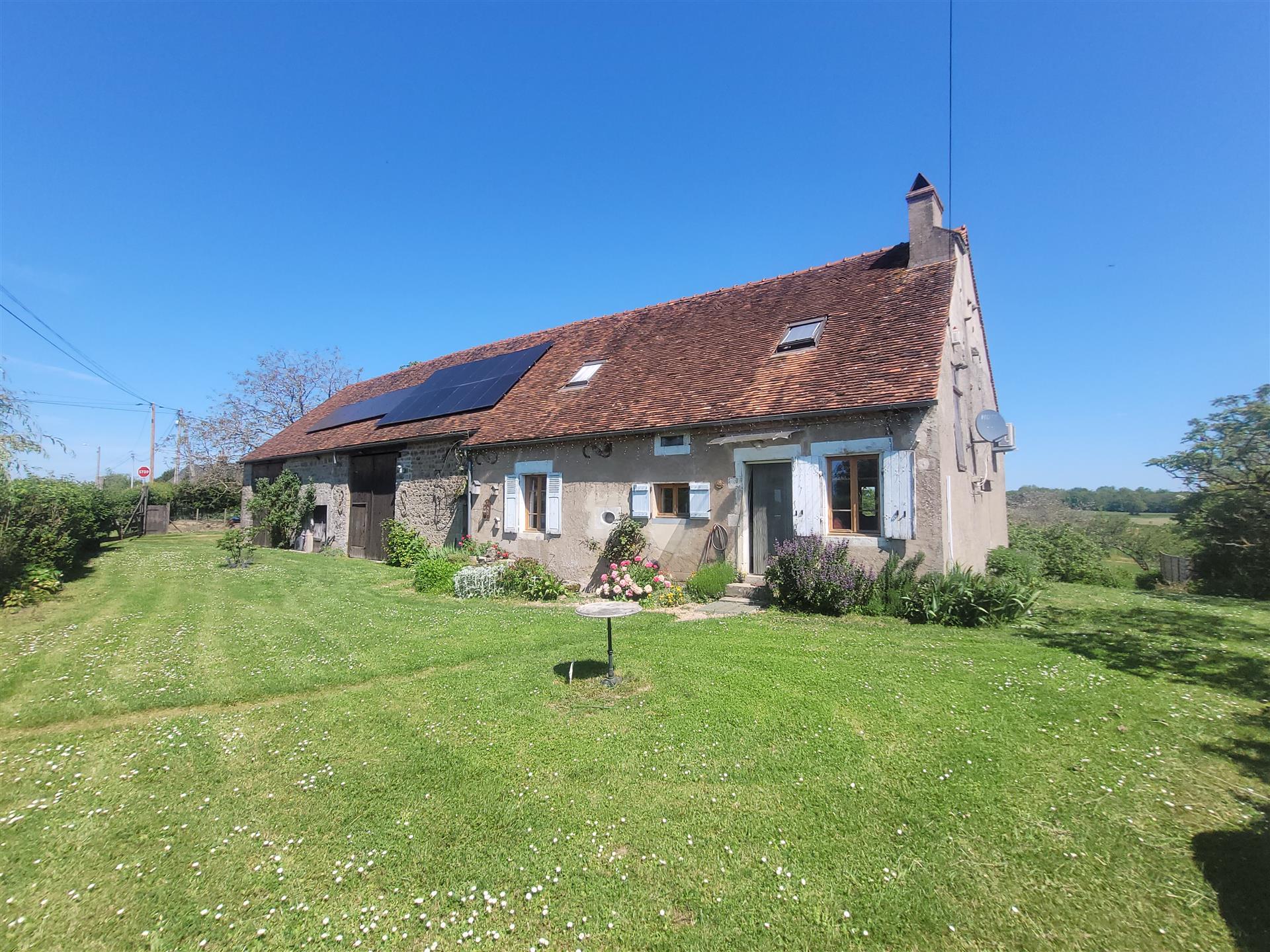For sale, renovated farmhouse in small hamlet (Alluy, 58110)