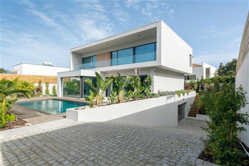  3 + 1 sovrum villa med modern arkitektur i Birre
