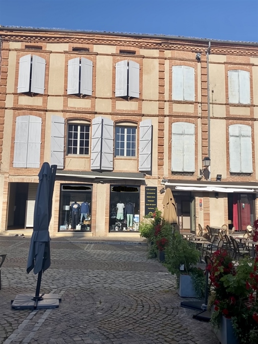 Buildings in the hyper center of Moissac composed of 2 housing units and 2 businesses