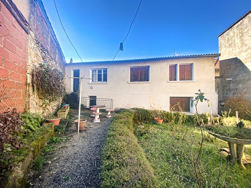 Village house of approx. 180 m2 on 2 levels, and 5 bedrooms with an exterior and an old forge