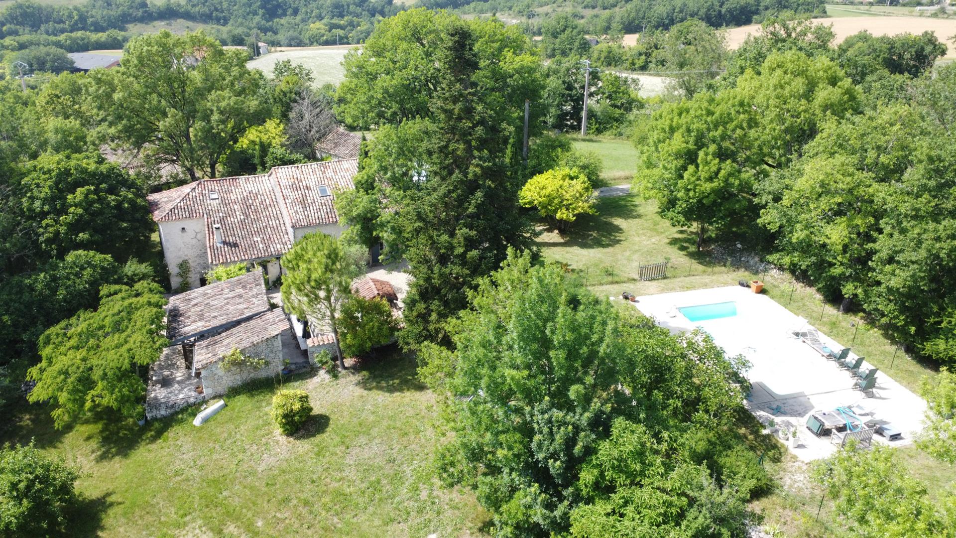 Set of 2 stone houses of approx. 310 m2 and an old small chapel and a plot of 1.2 ha