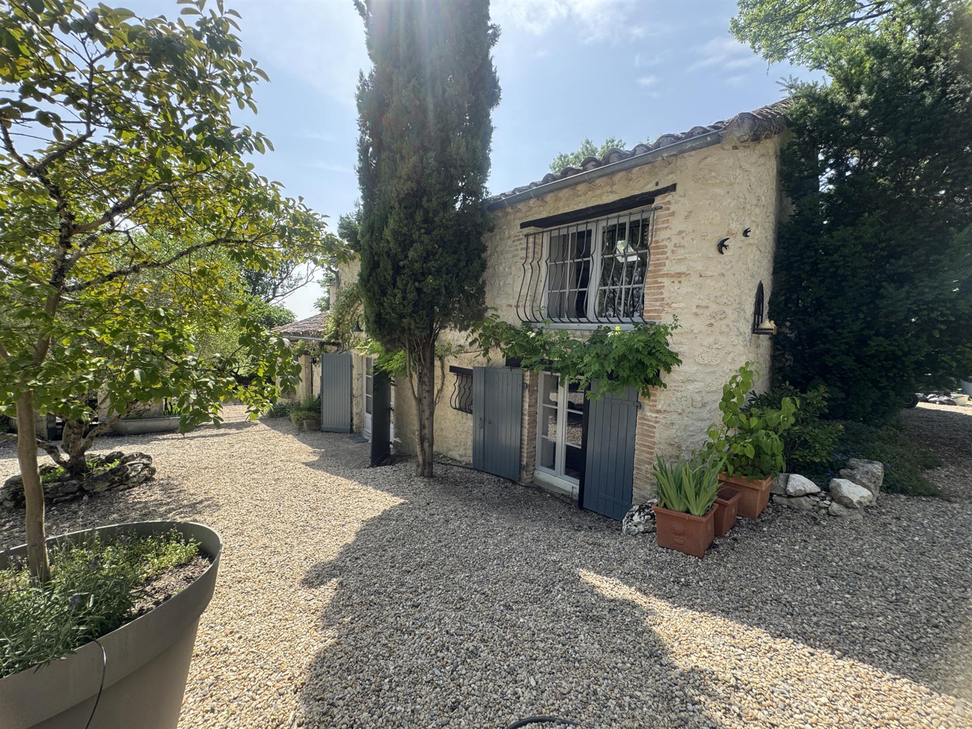 Set of 2 stone houses of approx. 310 m2 and an old small chapel and a plot of 1.2 ha