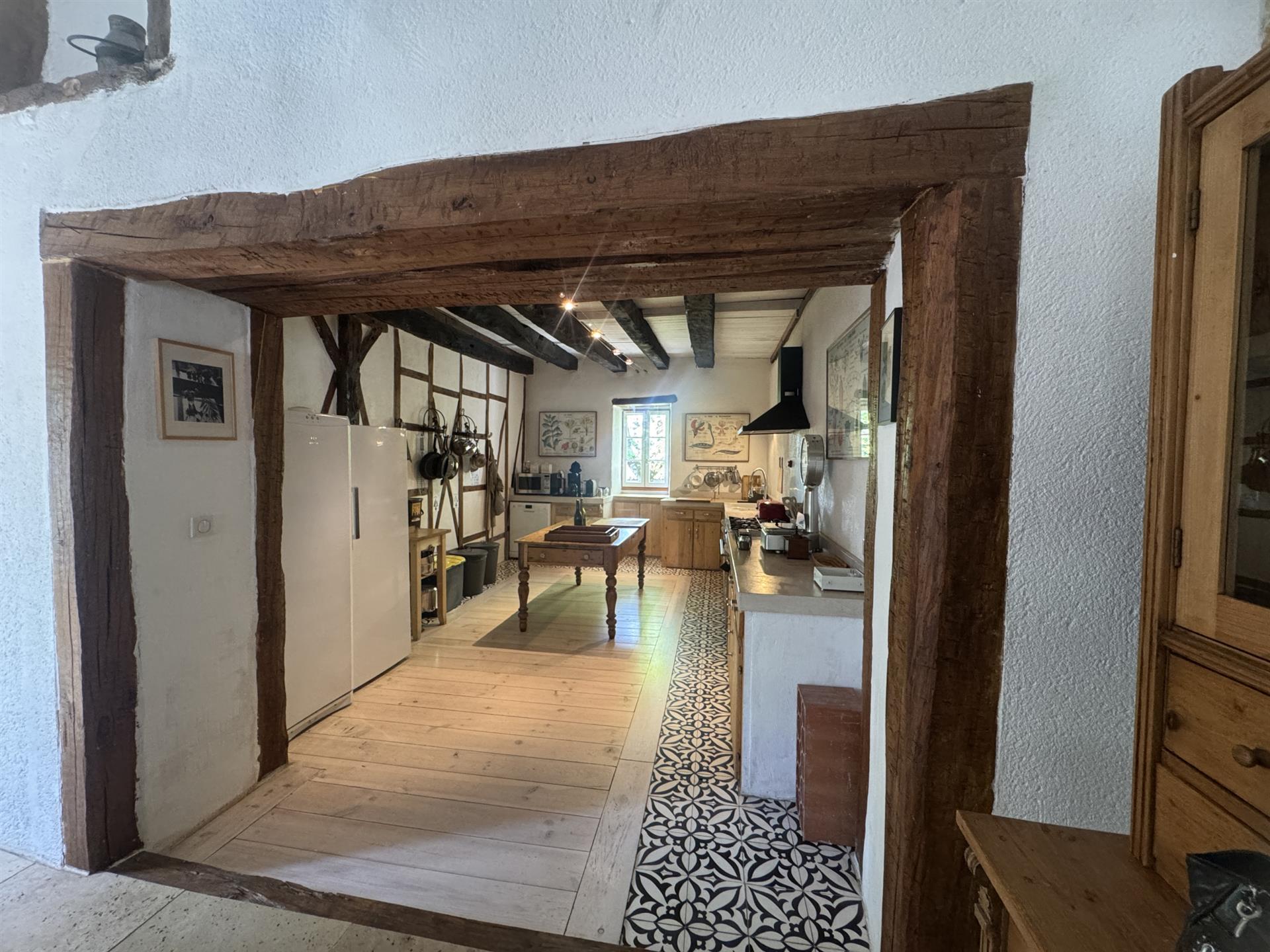Set of 2 stone houses of approx. 310 m2 and an old small chapel and a plot of 1.2 ha