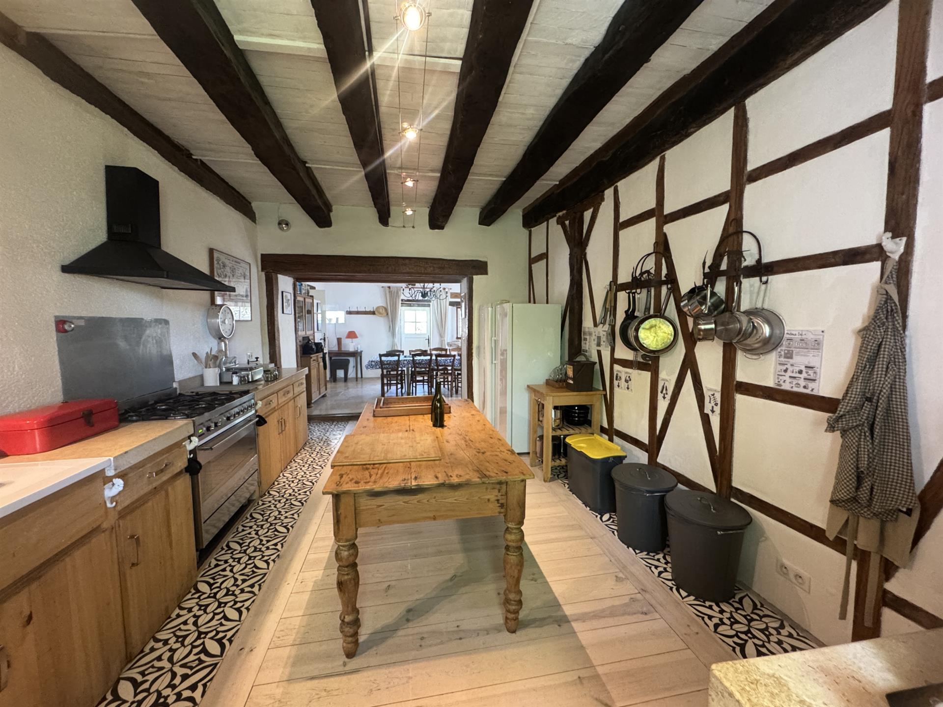 Set of 2 stone houses of approx. 310 m2 and an old small chapel and a plot of 1.2 ha