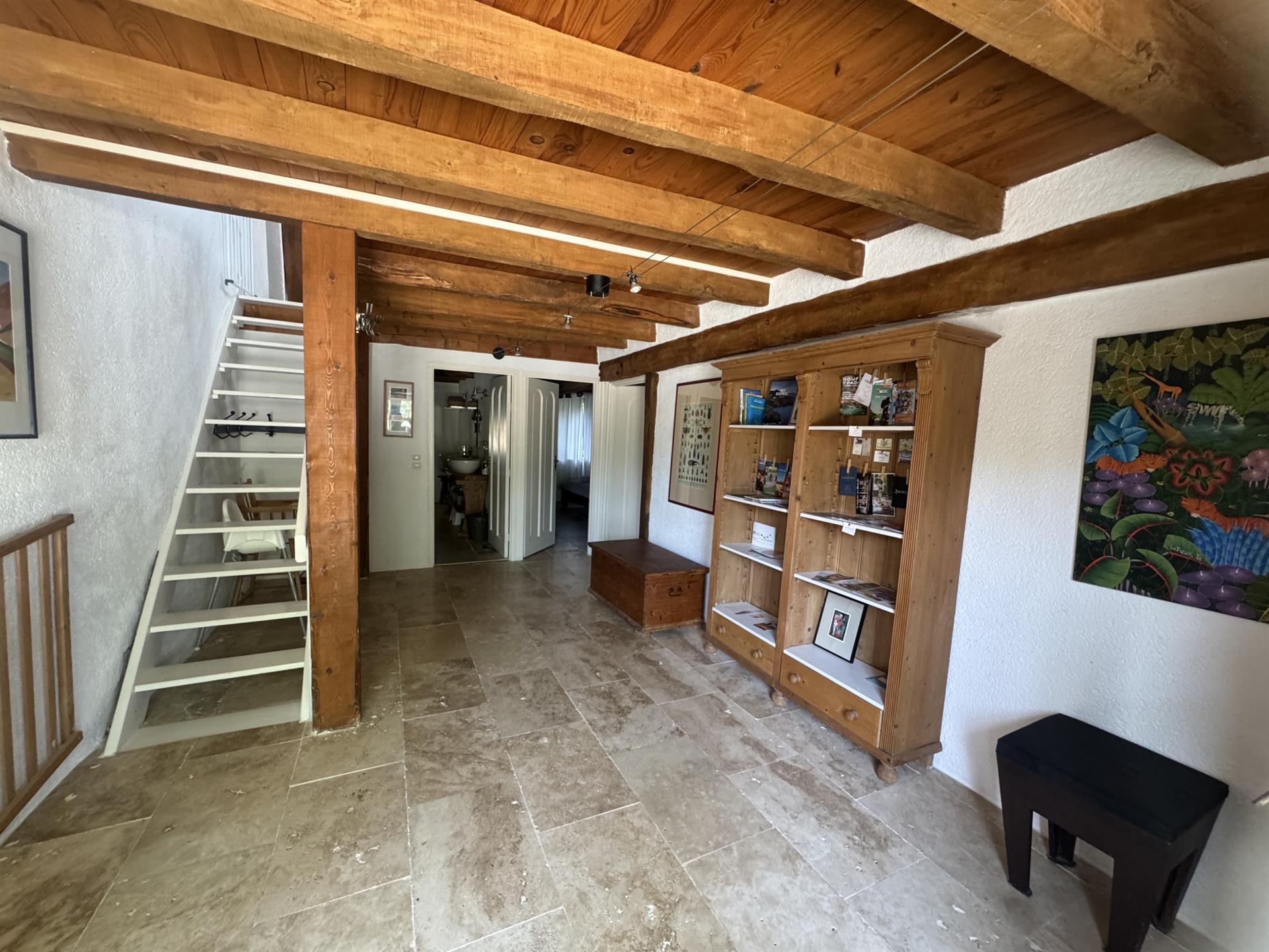 Set of 2 stone houses of approx. 310 m2 and an old small chapel and a plot of 1.2 ha