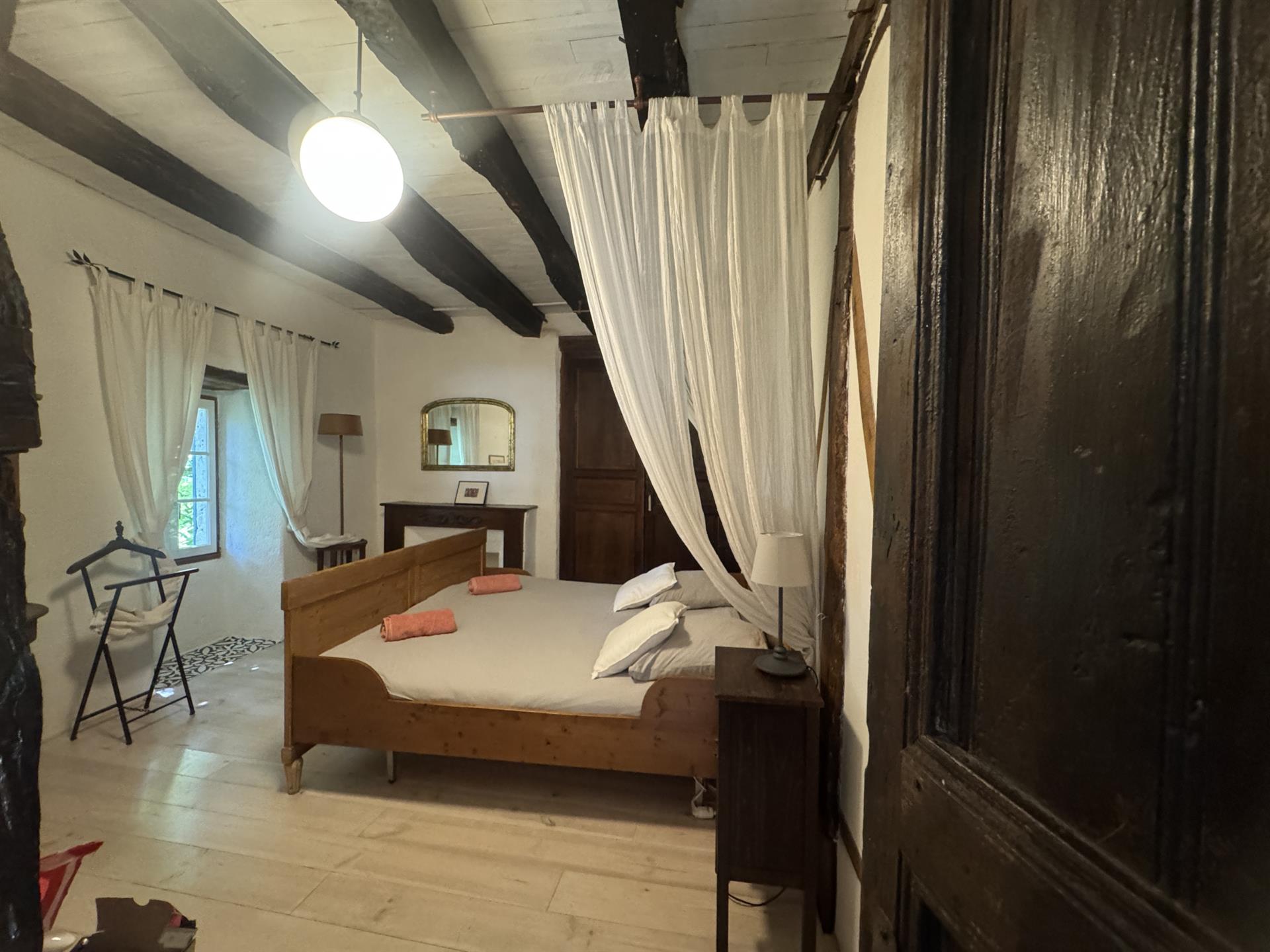 Set of 2 stone houses of approx. 310 m2 and an old small chapel and a plot of 1.2 ha