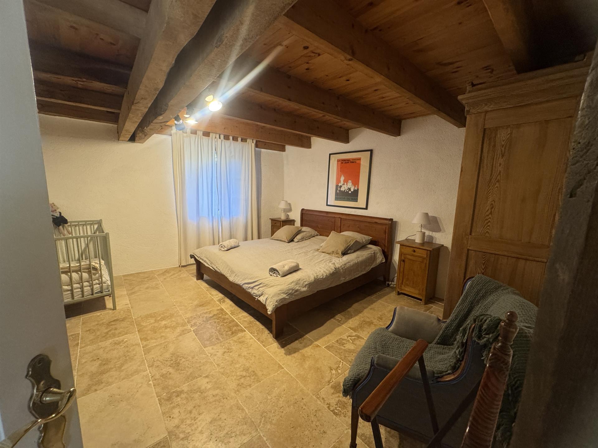 Set of 2 stone houses of approx. 310 m2 and an old small chapel and a plot of 1.2 ha
