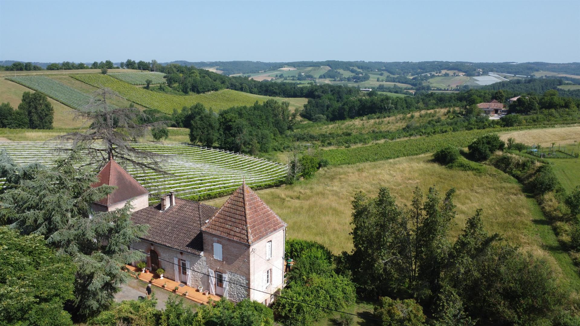 Character stone house with its two towers of 152 m2 and approximately 3.5 hectares of land