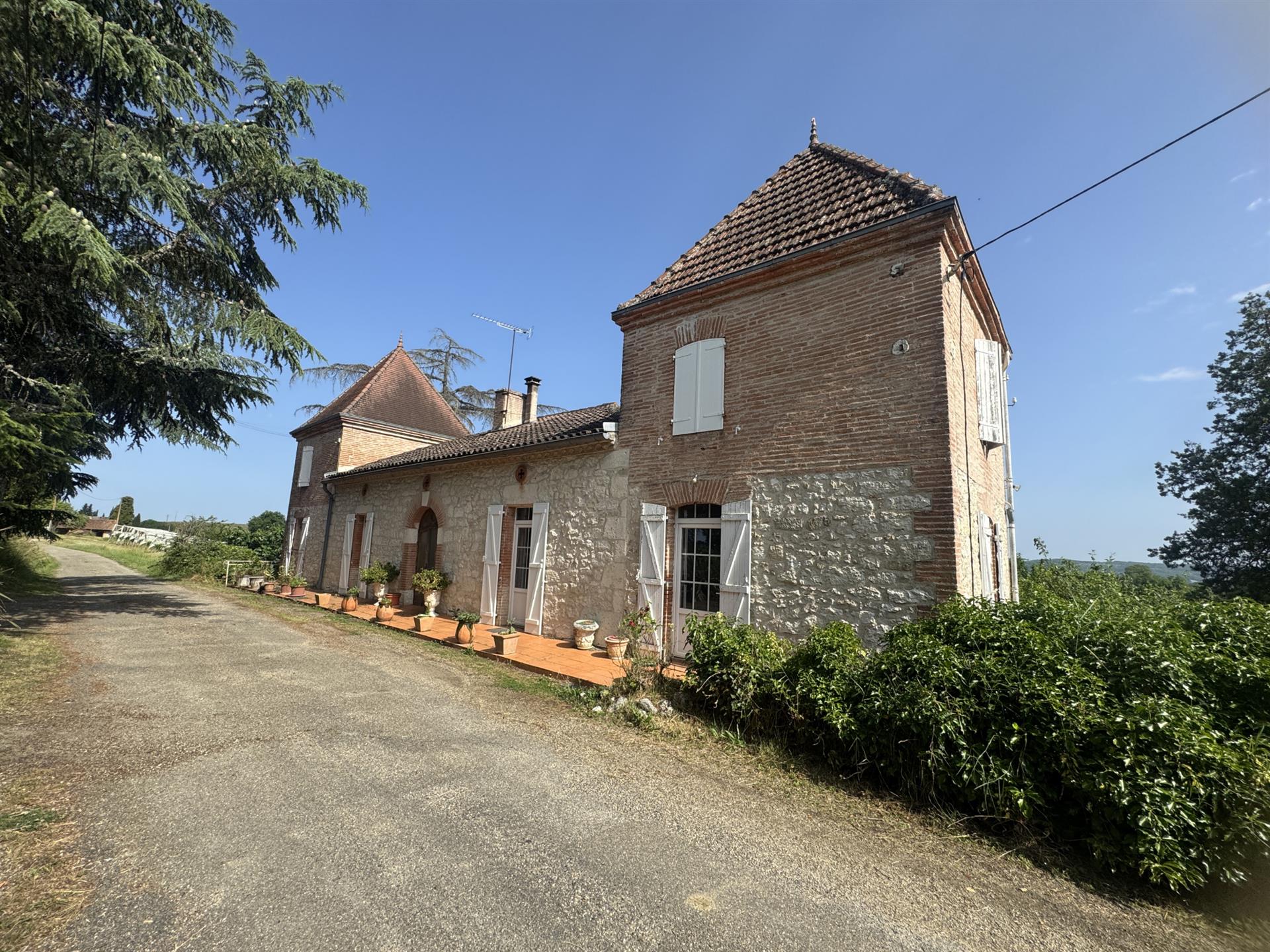Character stone house with its two towers of 152 m2 and approximately 3.5 hectares of land