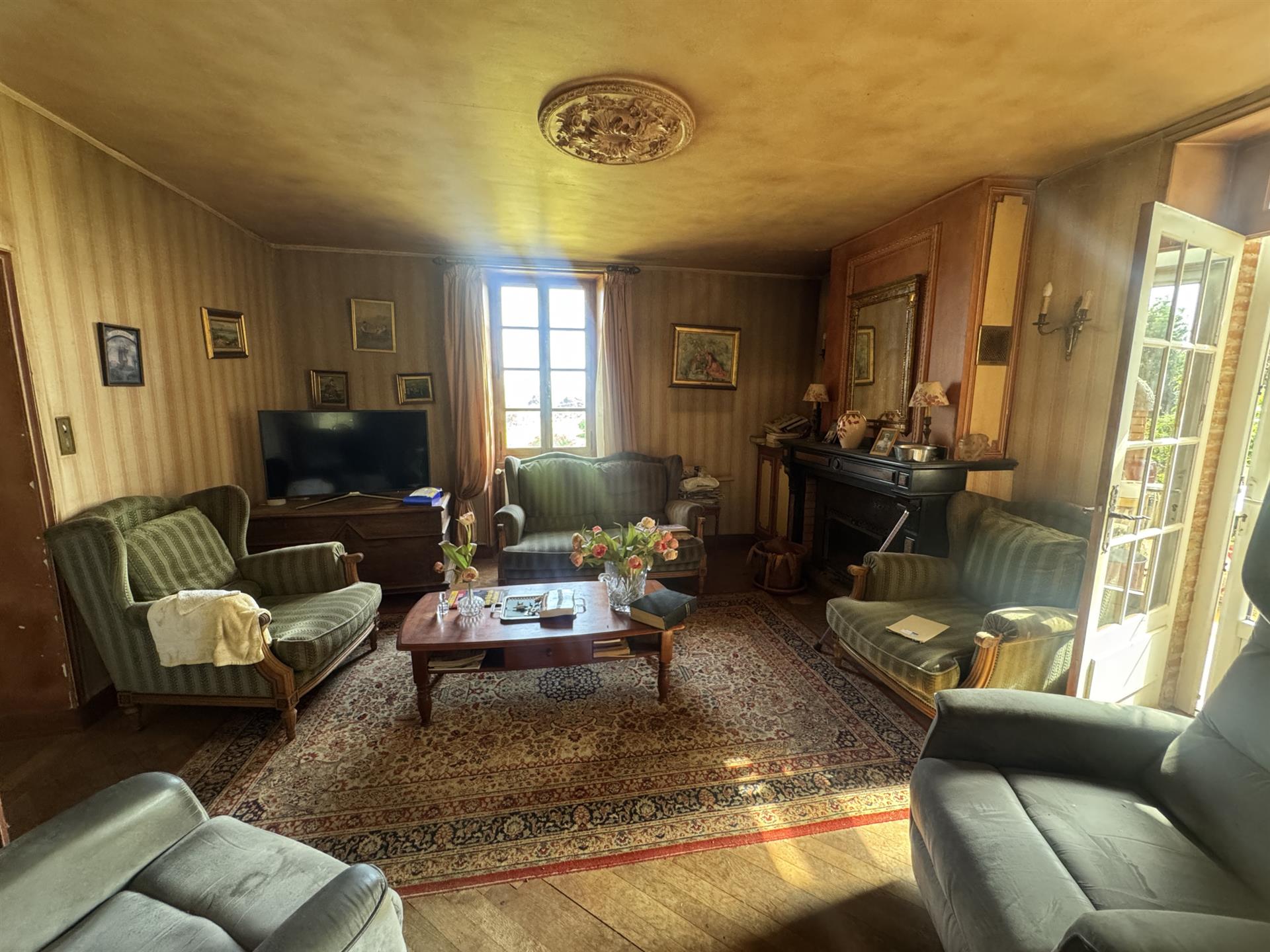 Character stone house with its two towers of 152 m2 and approximately 3.5 hectares of land