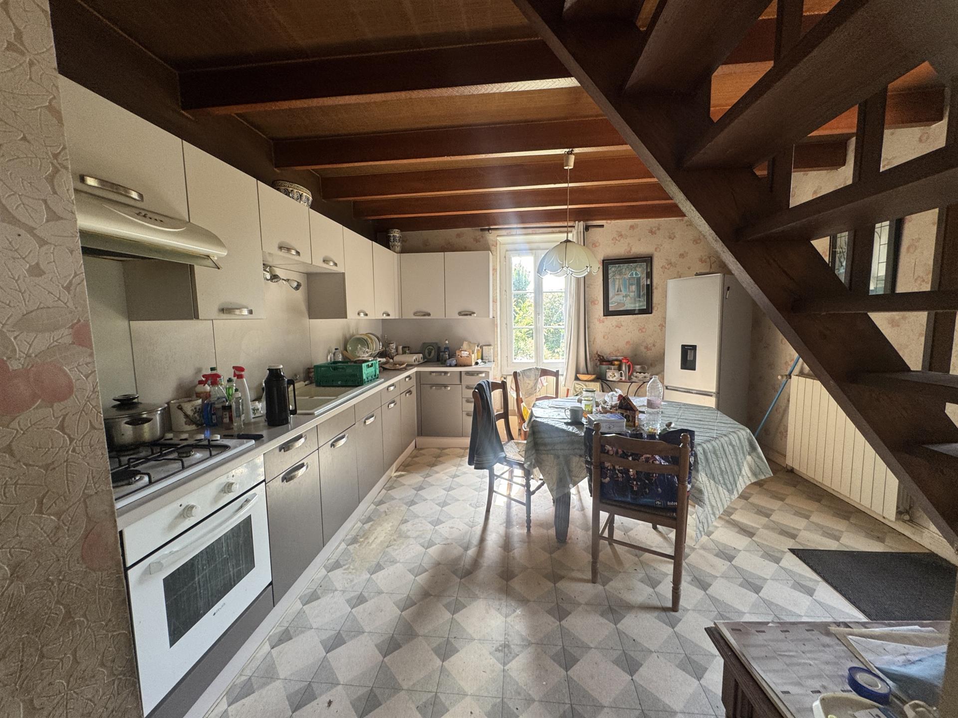 Character stone house with its two towers of 152 m2 and approximately 3.5 hectares of land