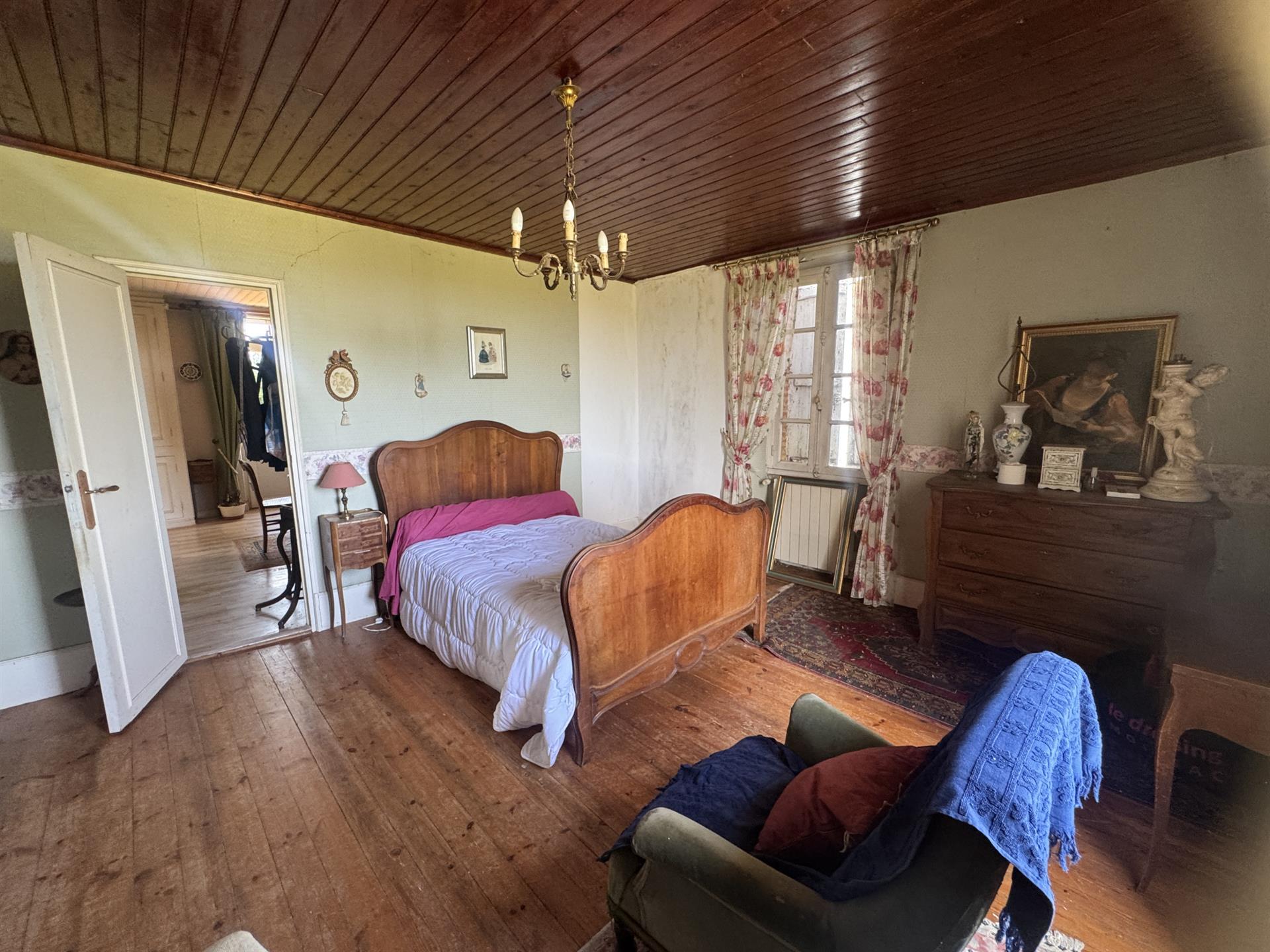 Character stone house with its two towers of 152 m2 and approximately 3.5 hectares of land