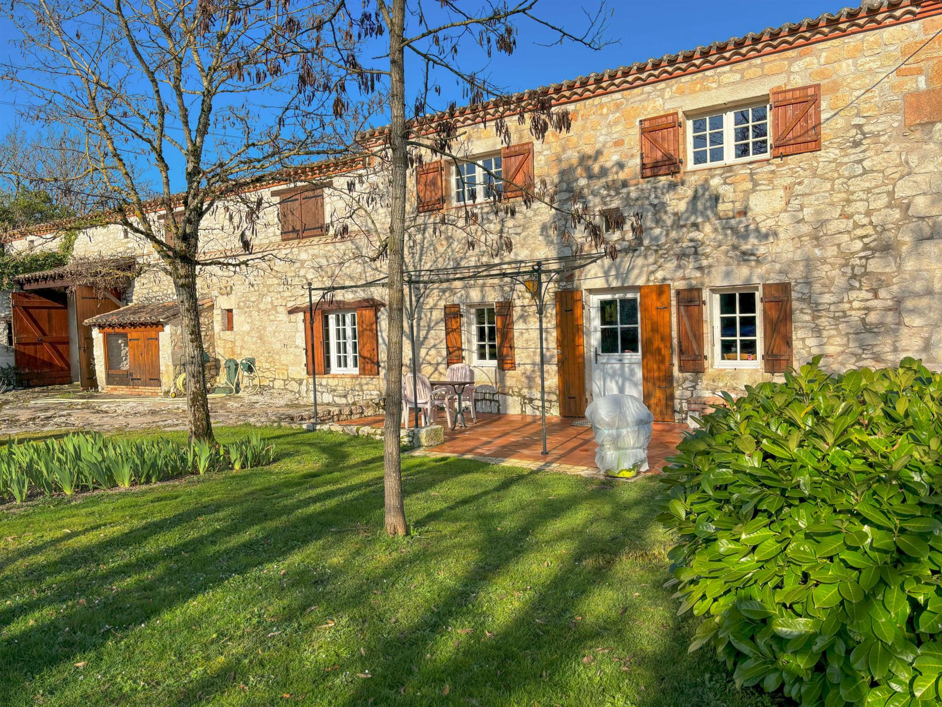 Stone house on approximately 2 hectares of land. 3 bedrooms, swimming pool. Stone outbuildings. A lo